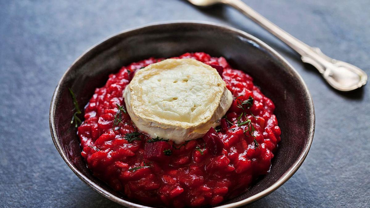 Rote Bete lässt sich mit süßen wie herzhaften Zutaten kombinieren. Hier mit Ziegenkäse und Thymian als cremiges Risotto.