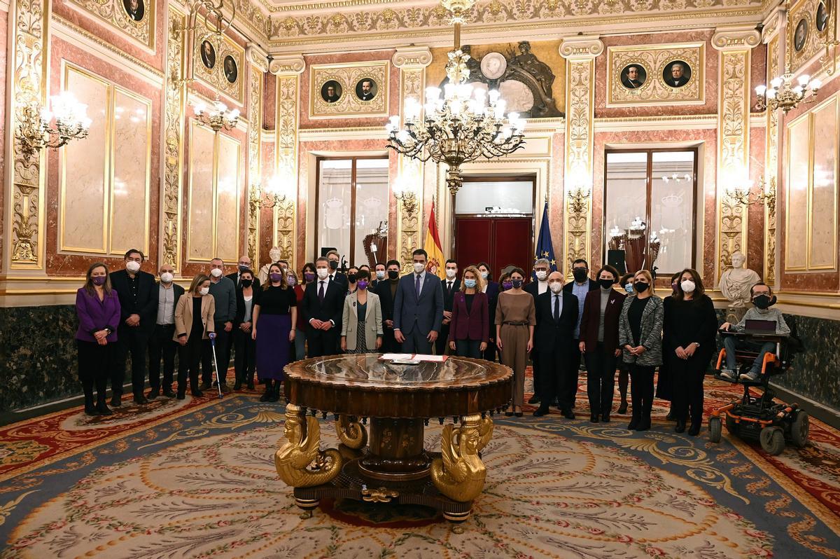 MADRID, 25/11/2021.- Los presidentes del Senado, Ander Gil (i); del Gobierno, Pedro Sánchez (c); del Congreso, Meritxell Batet; la ministra de Igualdad, Irene Montero (d), y representantes de todas las formaciones políticas excepto Vox, en la Cámara Baja después de alcanzar un acuerdo para la renovación del Pacto de Estado contra la Violencia de Género.