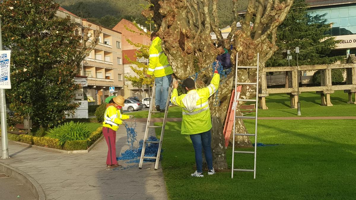 Operarios, hoy, instalando las luces en los Xardíns do Concello. / F.G.S.