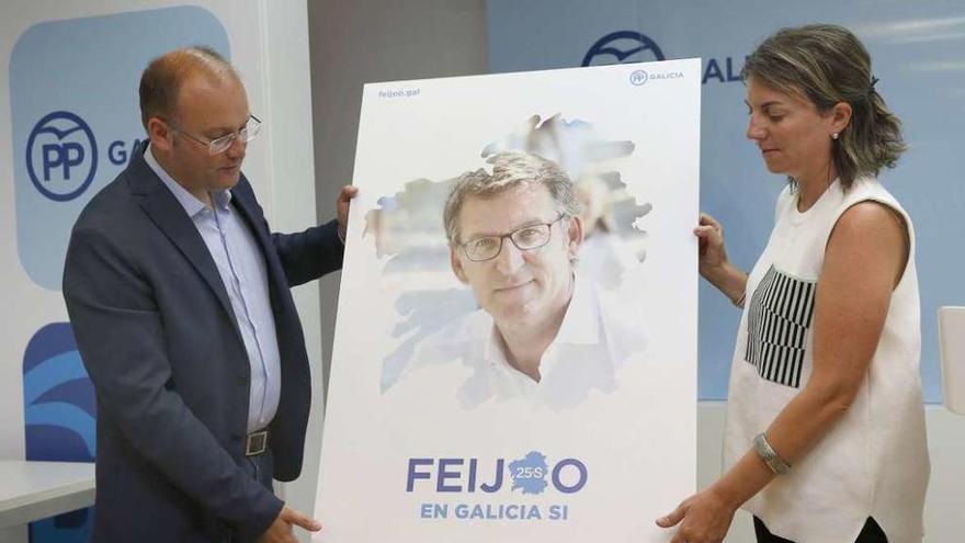 Tellado y Piñeiro sostienen el cartel electoral del PP gallego.