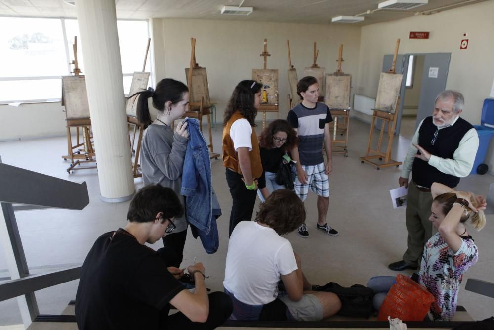 Alumnos del IES de la Laboral haciendo el examen de Dibujo Artístico en le PAU