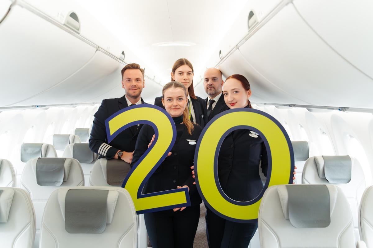 Varios miembros de la tripulación de la compañía Air Baltic, que celebra 20 años de la ruta entre Barcelona y Riga.