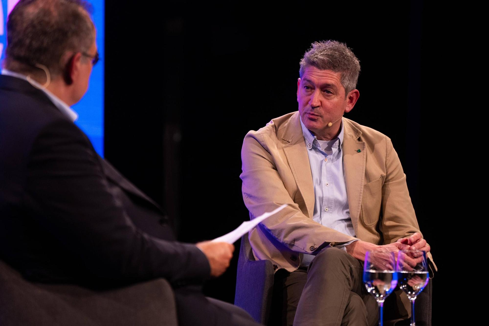 El director de EL PERIÓDICO, Albert Sáez, y el alcalde de L'Hospitalet de Llobregat, David Quirós, en la mesa de cierre del '#afterwork' con motivo del centenario de la ciudad.