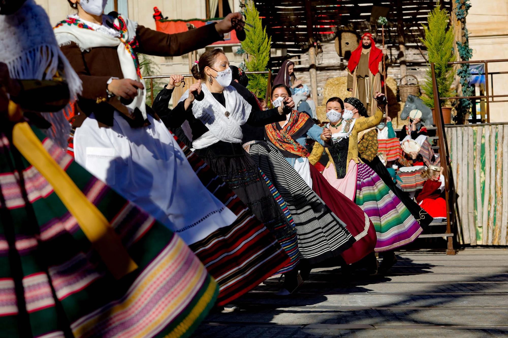 Alcoy da el pistoletazo de salida a su Trilogía del Nadal con el desfile de les Pastoretes