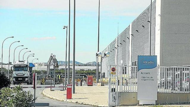 Obras que realiza Sprinter en las antiguas naves de Altadis para su implantación.