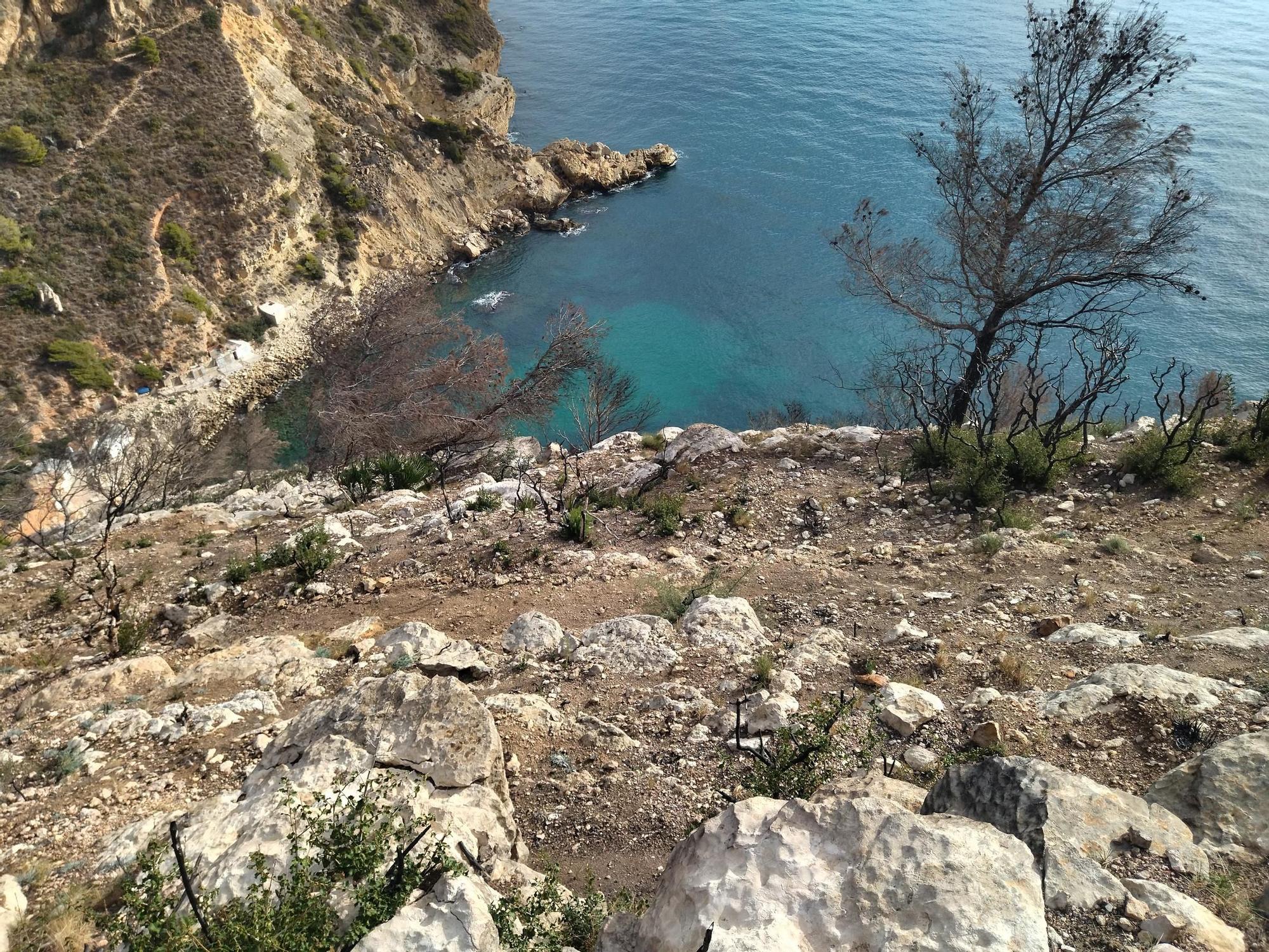 La huella del fuego en una de las calas valencianas más bellas (imágenes)