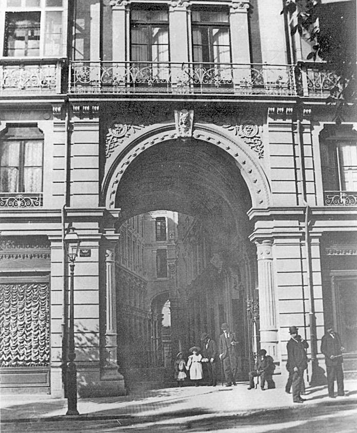 Una fotografía de principios del siglo XX en la que se aprecia el aspecto original del “Pasaje de Don Santos”. | Luisma Murias Una fotografía de principios del siglo XX en la que se aprecia el aspecto original del “Pasaje de Don Santos”. | Luisma Murias