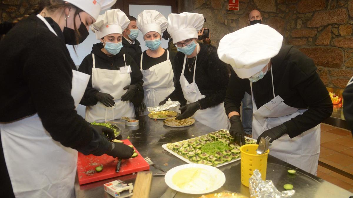 Alumnos del módulo de cocina de la Escola de Hostalería de vilanova