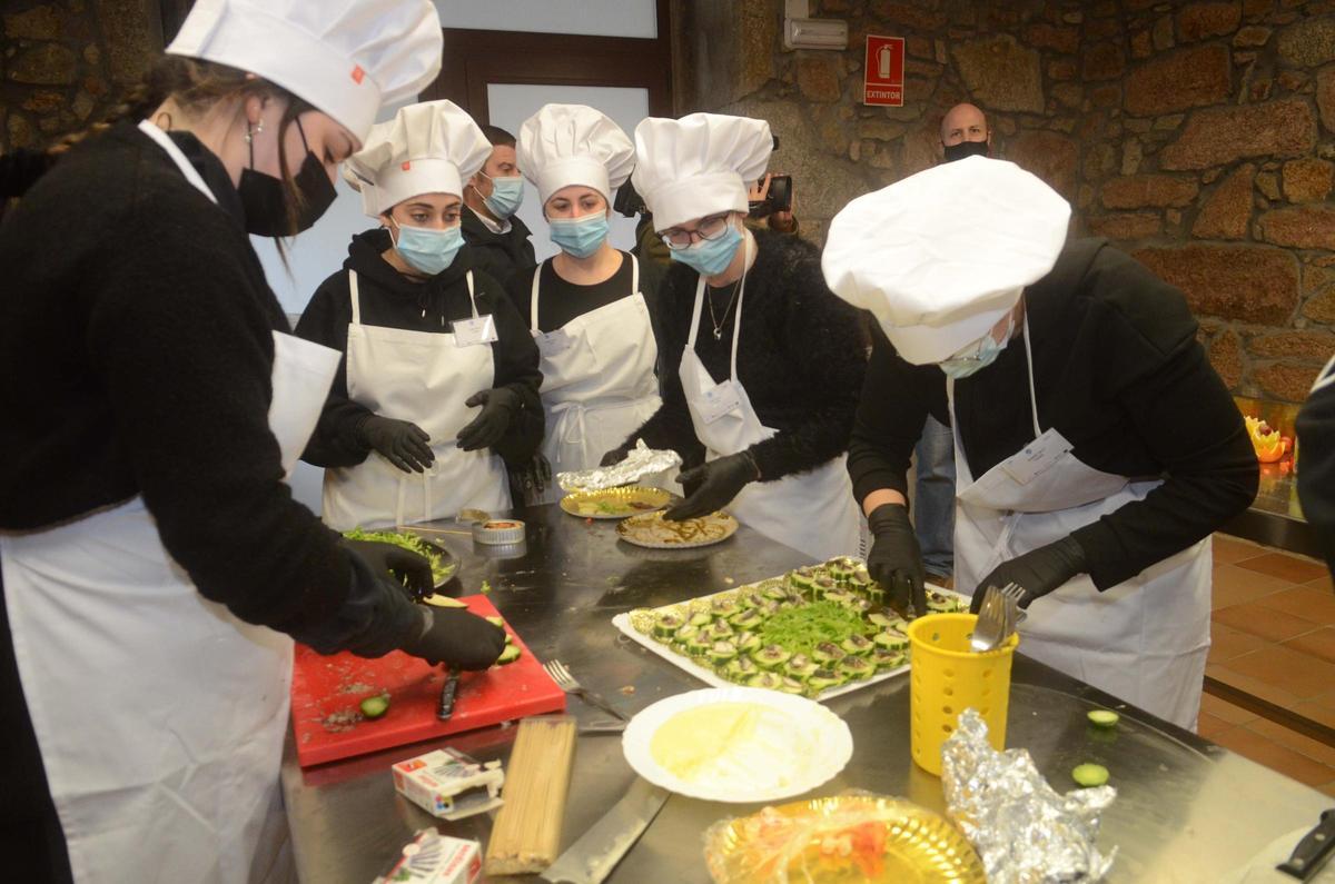Alumnos del módulo de cocina de la Escola de Hostalería de vilanova