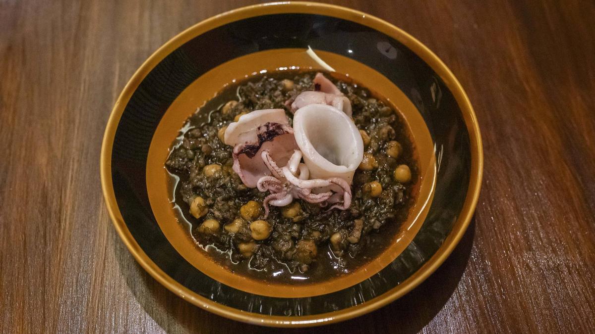 El calamar con garbanzos, tinta y chacinas del restaurante Sur o no Sur.