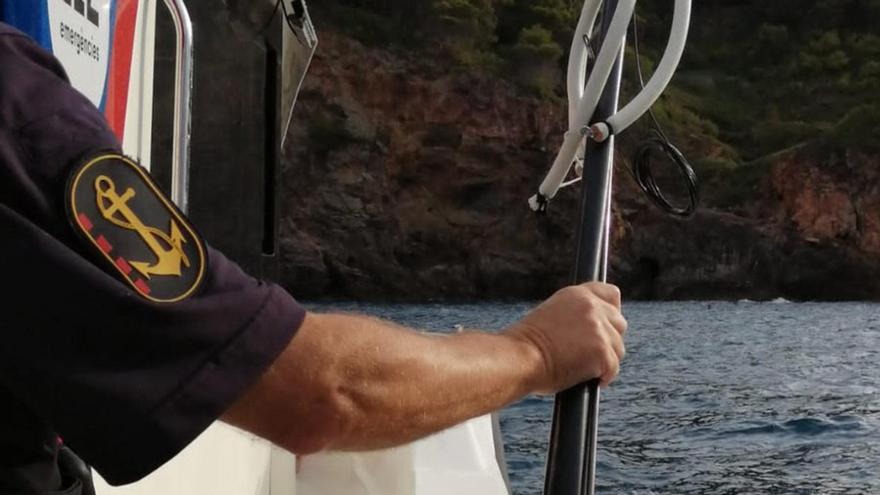 Un agent de la policia marítima dels Mossos d&#039;Esquadra aguanta un fusell que utilitzava un home per pescar en una reserva marina