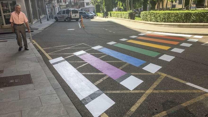 Un hombre observa el paso peatonal con los colores de la bandera Arco Iris ayer por la mañana .