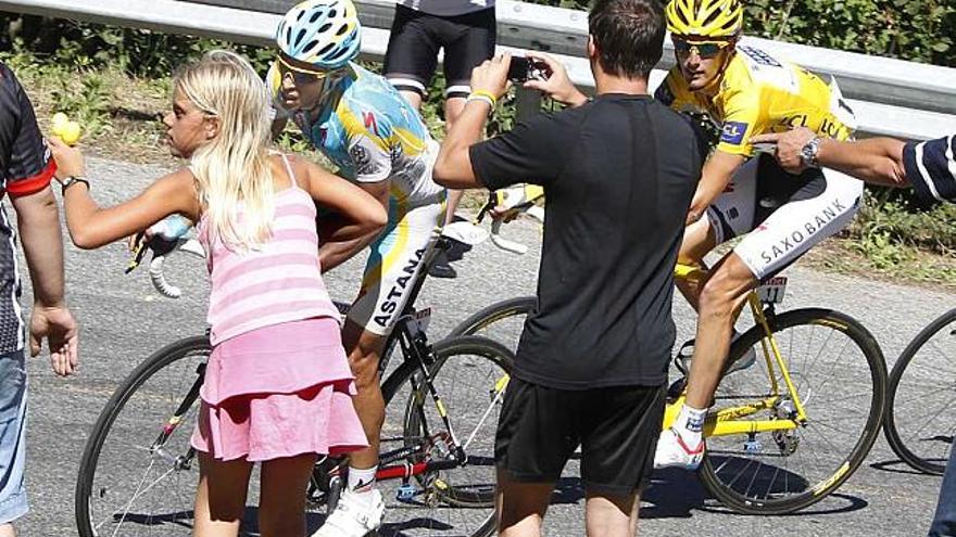 Andy Schleck y Alberto Contador, durante la etapa de ayer.