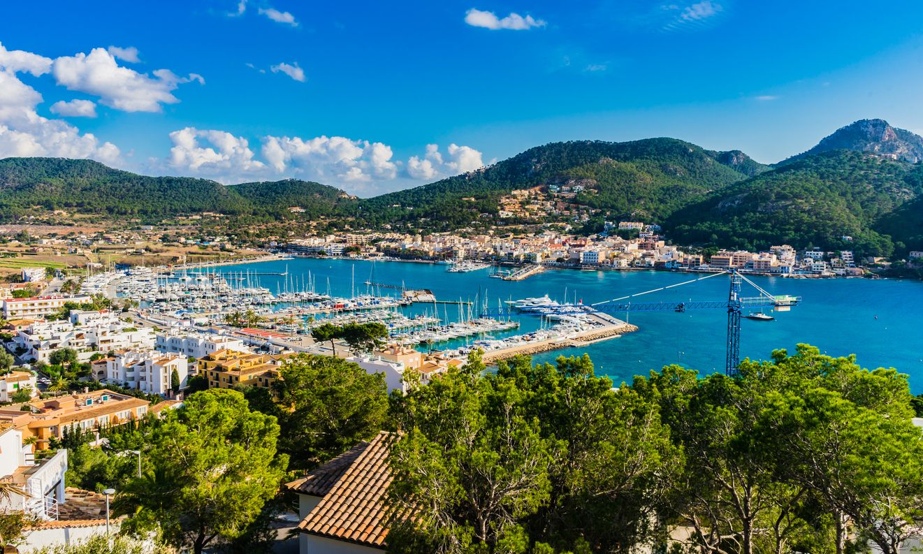 Vista de la bahía puerto de Andratx en Mallorca, España