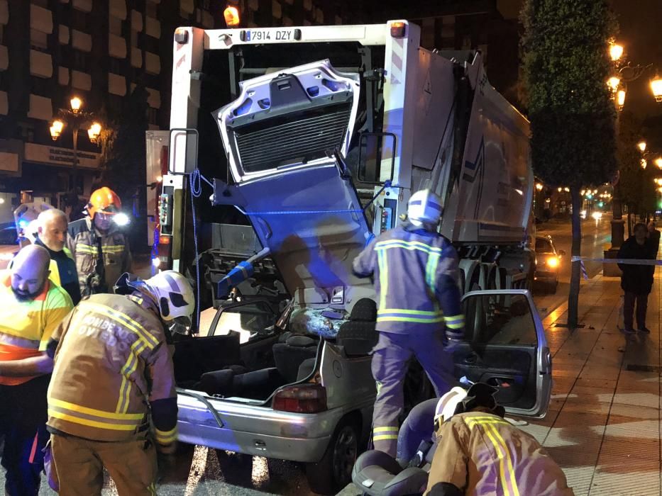 Un coche se empotra contra el camión de la basura en Oviedo