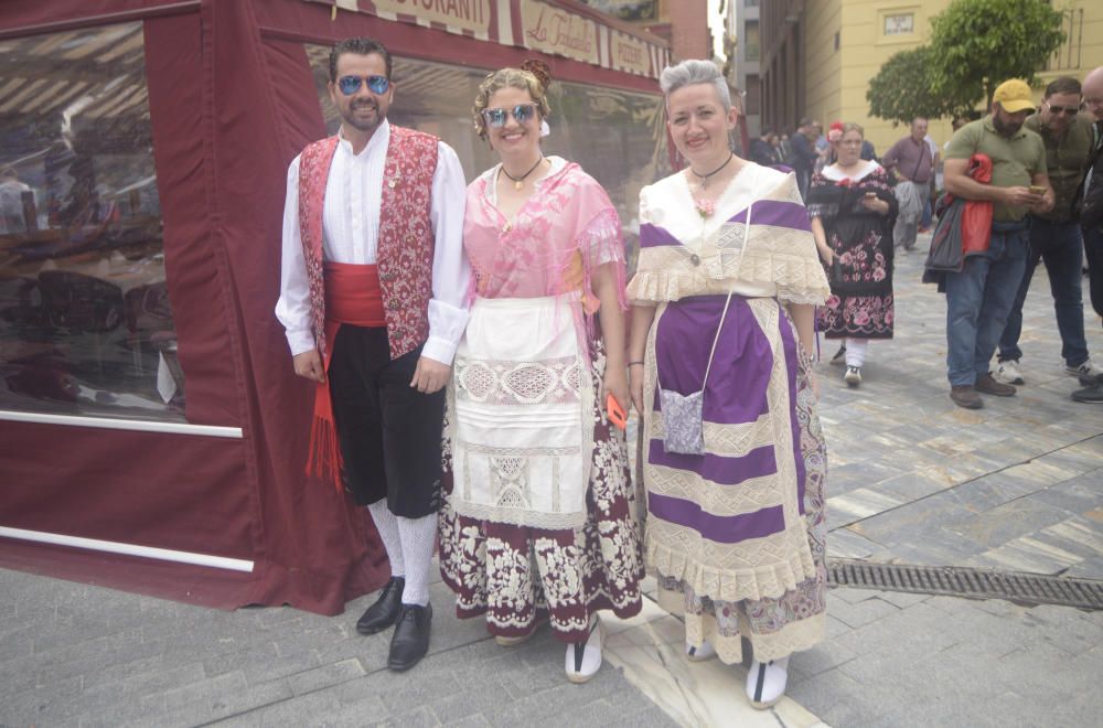 Ambiente en la plaza del Teatro Romea en el Bando