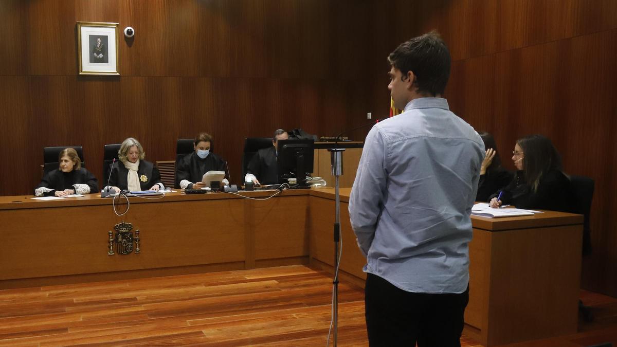 S. R. J., de 30 años y nacionalidad española, ayer en el banquillo de los acusados de la Audiencia Provincial de Zaragoza.