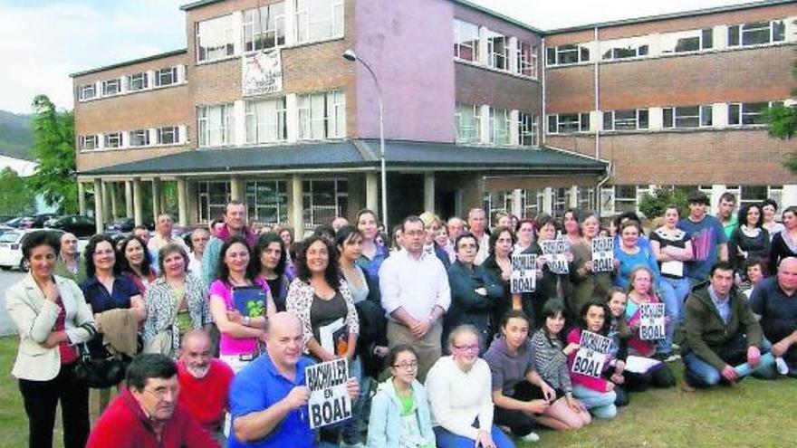 Profesores, padres y alumnos de Boal, en un acto de protesta por el intento de supresión del Bachillerato en el concejo.