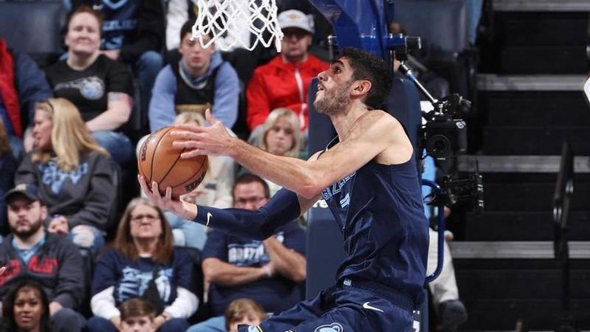 Santi Aldama realiza un aro pasado en el partido contra los Orlando Magic de anoche