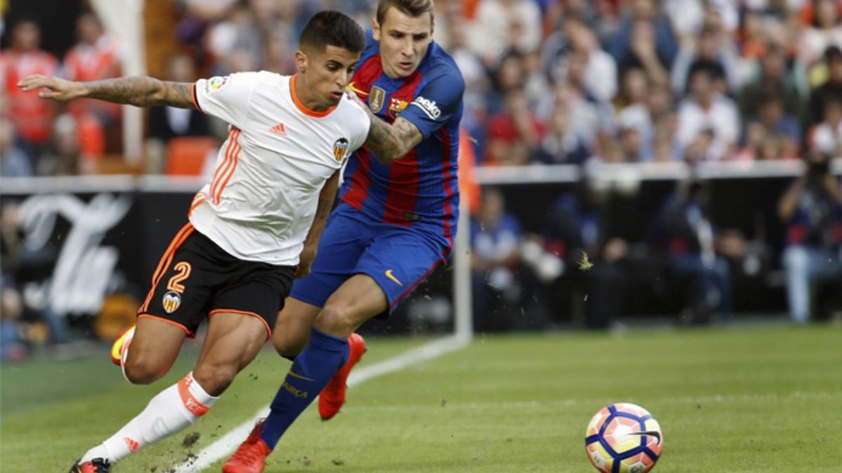 Joao Cancelo y Lucas Digne en el Valencia - Barça de LaLiga Santander 2016/17