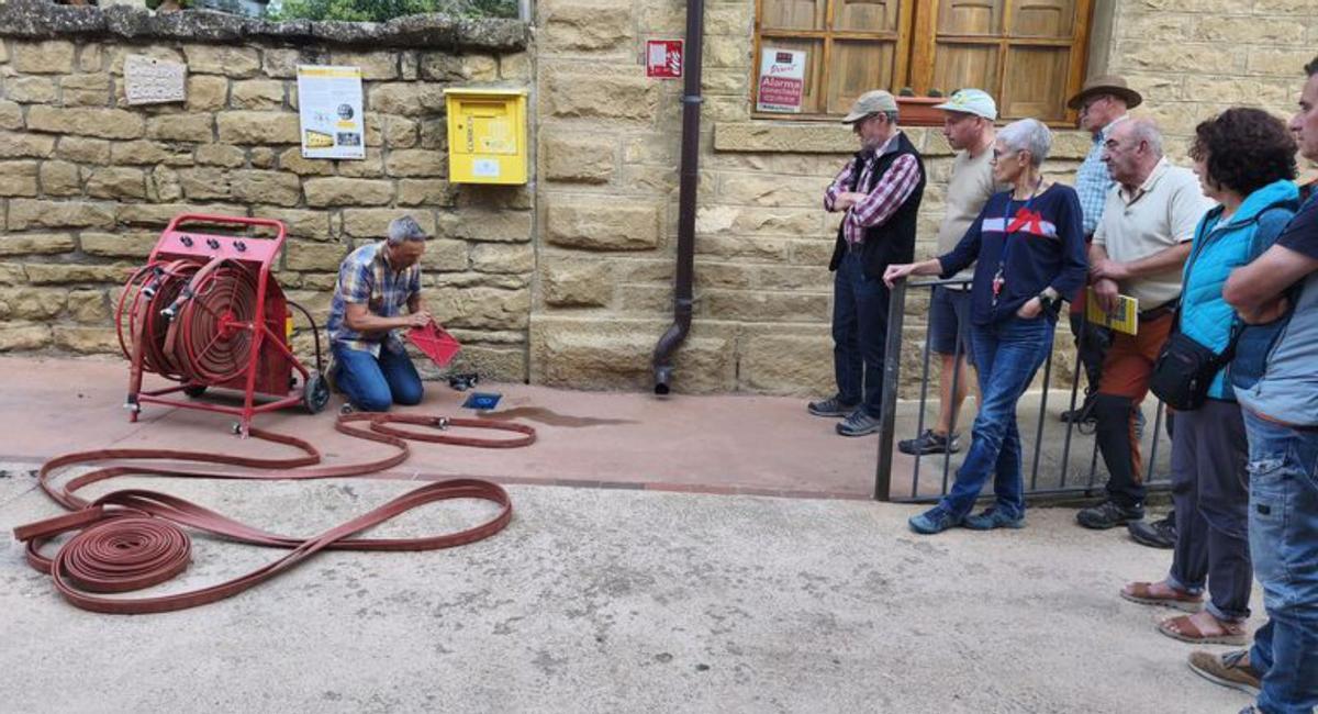 Los vecinos de Biscarrués atienden a la clase práctica. | AYUNTAMIENTO DE BISCARRUÉS