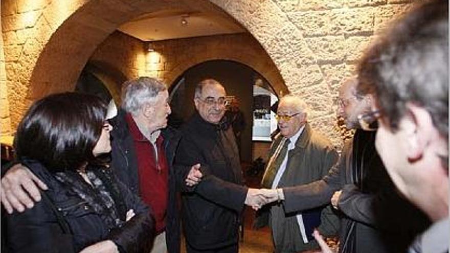 Joaquim Nadal, al mig, saludant la resta de participants a l&#039;acte en el moment d&#039;arribar a la Fontana d&#039;Or.