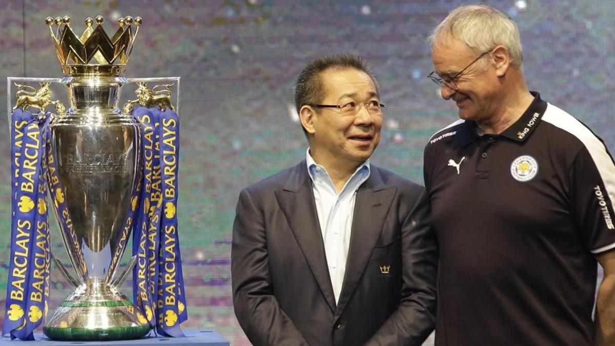 Vichai Srivaddhanaprabha, propietario del Leicester, y Claudio Ranieri, en los días felices del triunfo en la Premier.