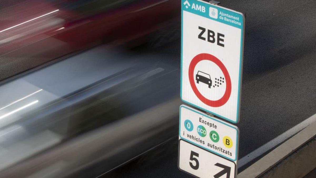 Señal d’entrada a la zona de baixes emissions de Barcelona, en una de les sortides de la Ronda Litoral. | ELISENDA PONS