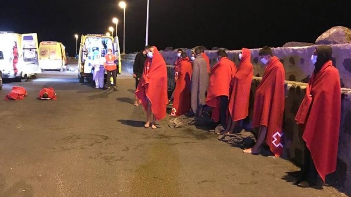 Migrantes, anoche, en el Muelle Comercial de Arrecife tras ser rescatados por la Salvamar 'Al Nair' a seis millas al este de Arrecife.