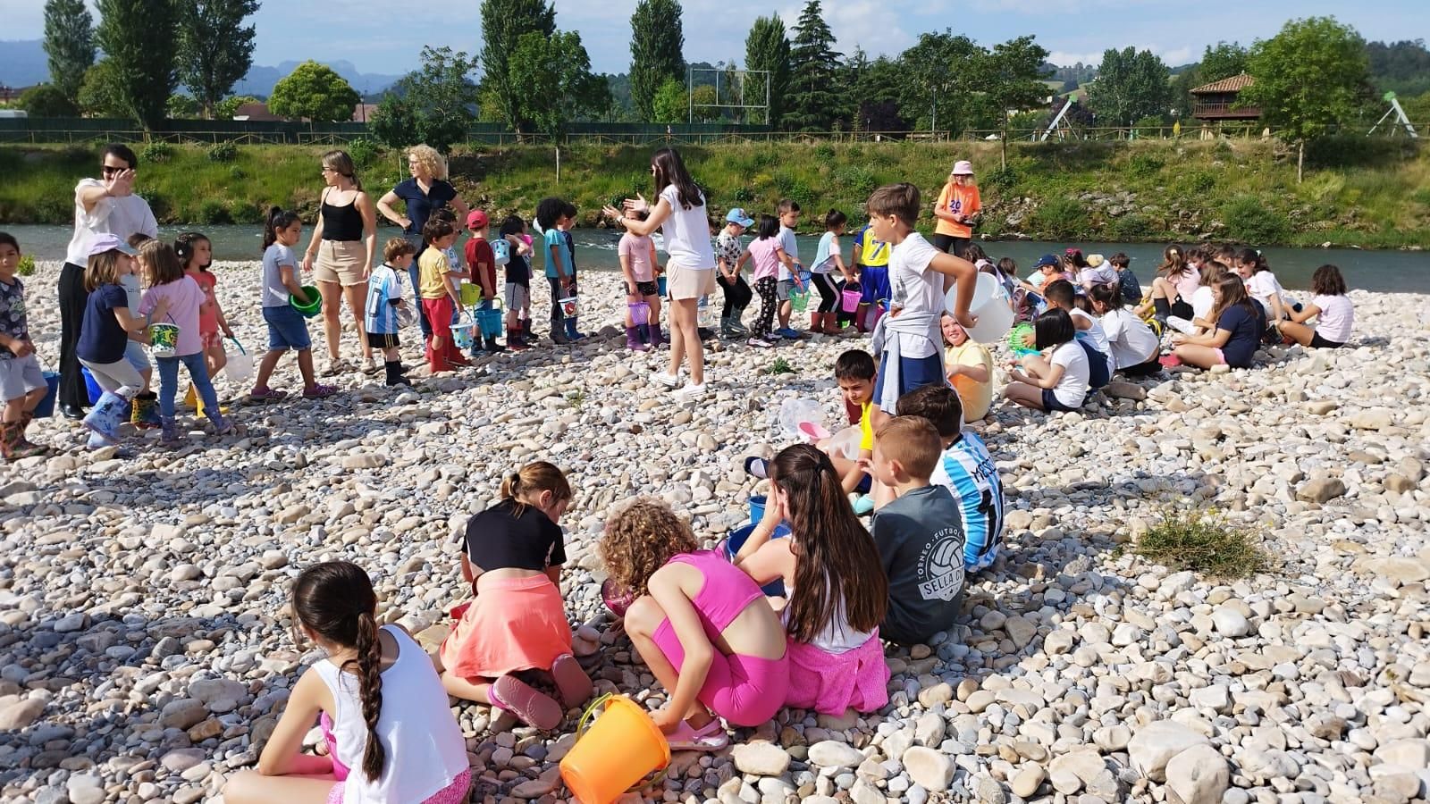 Los escolares de Arriondas repueblan el Sella con 5.000 alevines de trucha