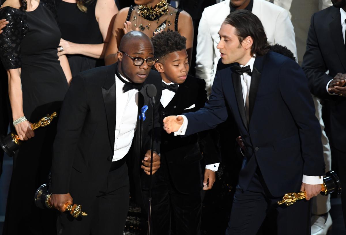 Barry Jenkins, al micrófono, recogiendo en 2017 el Oscar a la mejor película para 'Moonlight' con parte de su equipo.