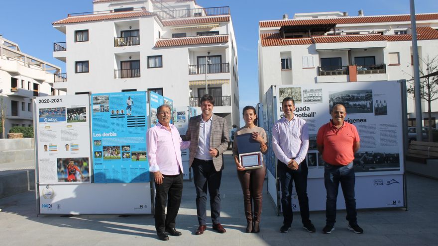 Puerto de Santiago hosts the exhibition “A walk through the history of Club Deportivo Tenerife” in the Plaza de La Vigilia