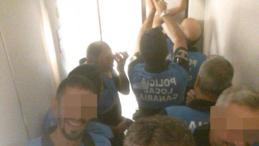 Agentes de la Policía Local, encerrados en un ascensor