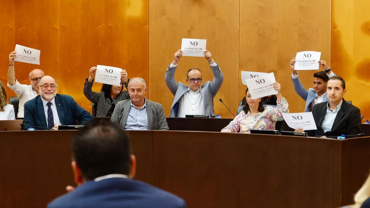 El PSOE de Benidorm en el momento de la votación de la subida del IBI.