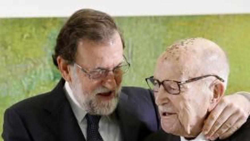 Rajoy, abraçant ahir Fernández Albor.