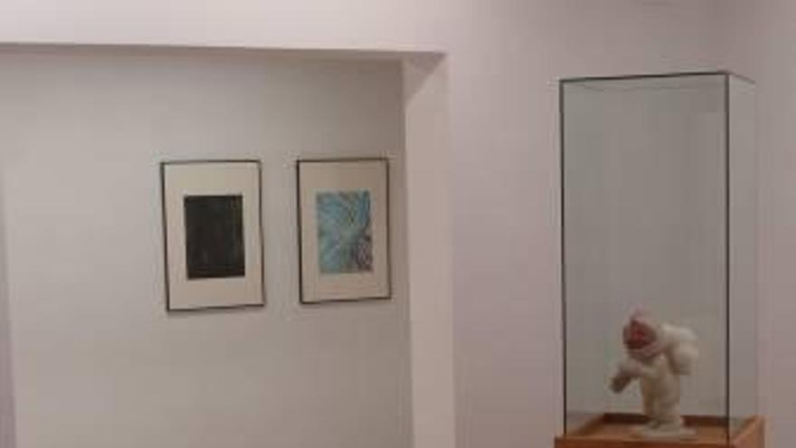Algunas obras en la muestra colectiva en el Casal Toni El Fuster.
