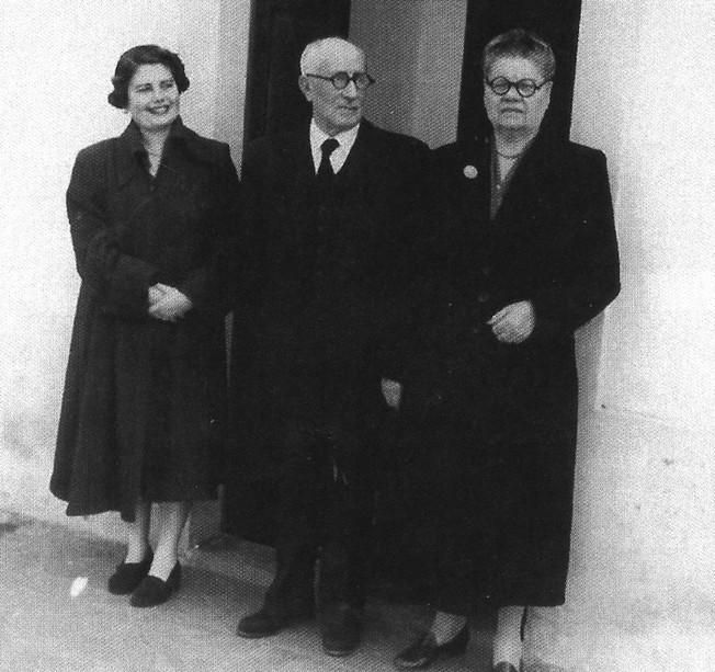 Los padres del médico, Ramón Monasterio y Josefa Mendoza, con Luisa.