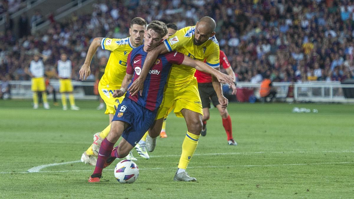 Gavi y Fali disputan un balón durante el Barça-Cádiz.