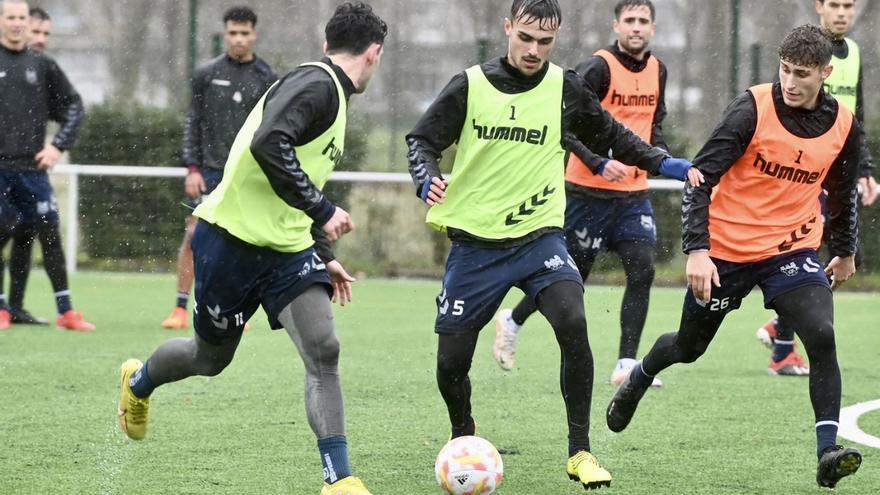 Entrenamiento del Pontevedra, la pasada semana en A Xunqueira. |  // RAFA VÁZQUEZ