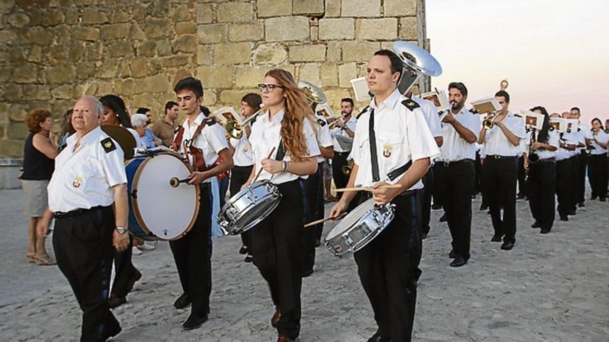 Antonio Flores, director de la banda de música de Trujillo, en la bajada de la Virgen de 2019.