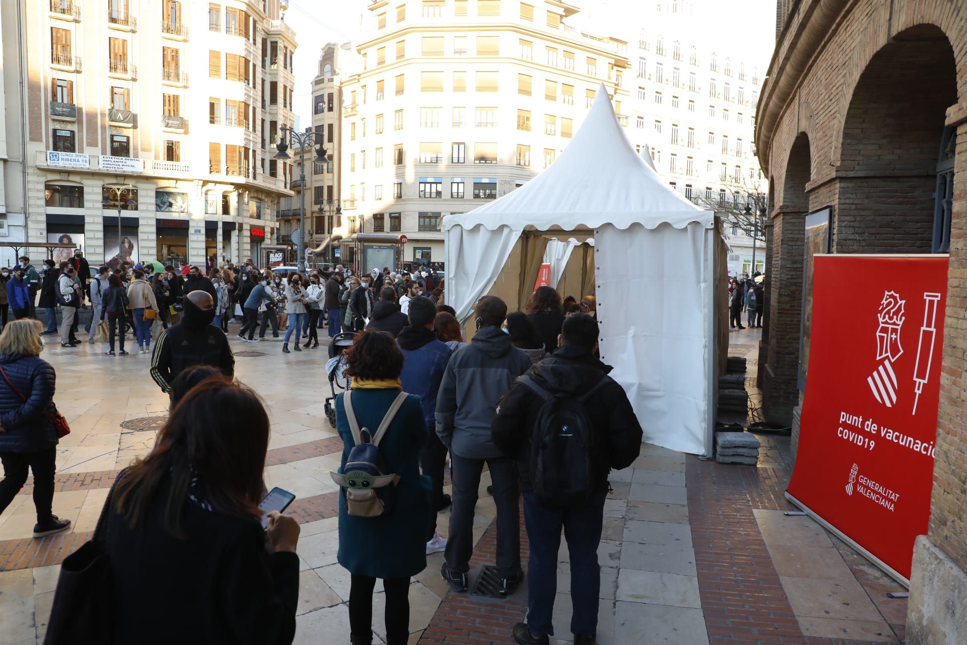 Cientos de personas se vacunan en València tras el anuncio del pasaporte covid