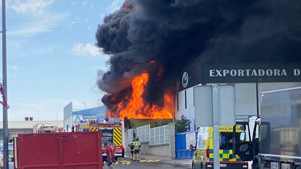 Incendio en el polígono industrial de Almendralejo