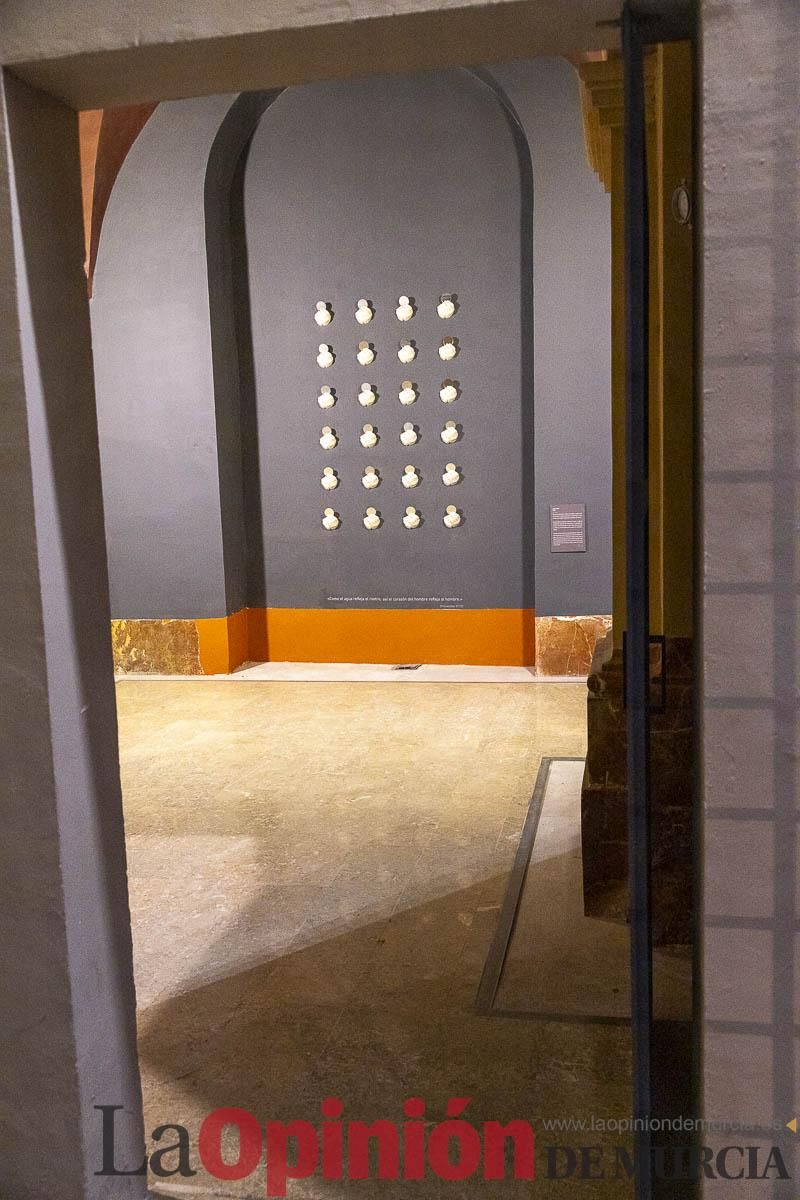 Así es la exposición 'Los Asomados' de Lidó Rico, que llega a Caravaca en su Año Jubilar