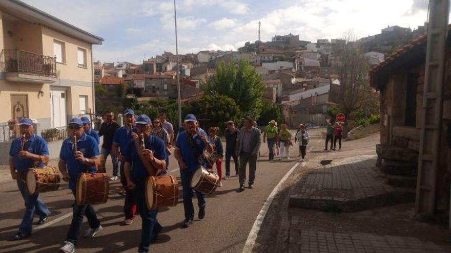 Tamborileros, autoridades y romeros salen de Fermoselle hacia Santa Cruz