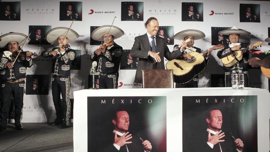 Julio Iglesias celebra con los mariachis su cumpleaños en la rueda de prensa. // Efe
