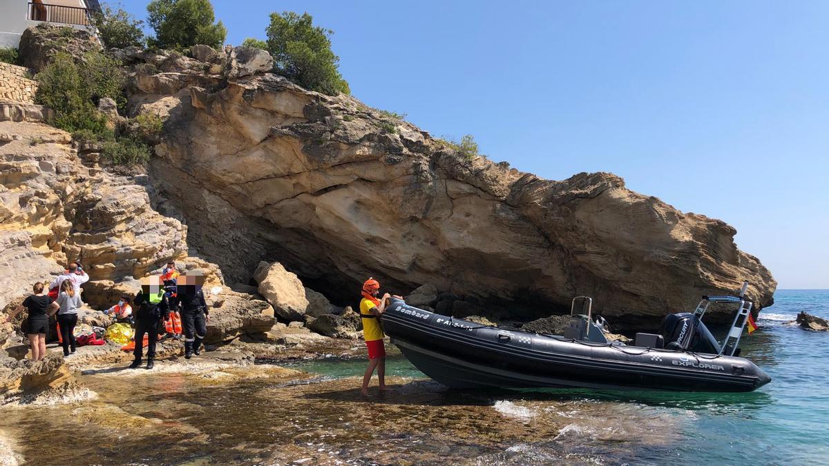 Rescatadas dos jóvenes tras precipitarse en un acantilado de la cala Portixol de Xàbia