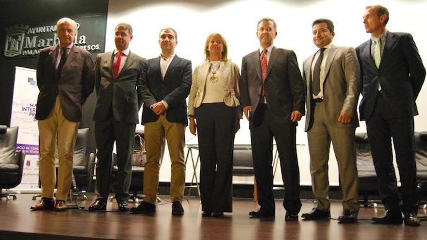 El presidente de la Diputación, Elías Bendodo; los alcaldes de Marbella, Ángeles Muñoz; Estepona, José María García Urbano; Benahavís, José Antonio Mena; el presidente de la Federación Andaluza de Urbanizadores y Turismo Residencial (organizadora del evento), Ricardo Arranz; el secretario general de Innovación, Industria y Energía, Vicente Fernández; y el vicecónsul de Arabia Saudí, Yasser Al Ahmari, inauguraron ayer el Marbella International Property Show 2015.