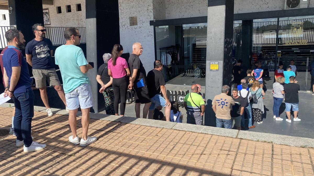 Aficionados del Badajoz guardan cola en el Nuevo Vivero para renovar sus abonos.