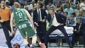 El entrenador del Unicaja, Ibon Navarro, da órdenes al base Díaz en la defensa de Feliz