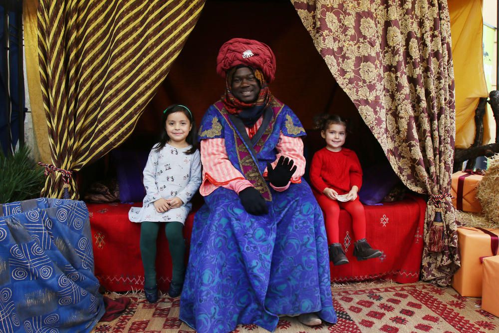 El emisario de SSMM los Reyes Magos sigue recibiendo a los más pequeños de Málaga para que le transmitan sus deseos para la Noche de Reyes.